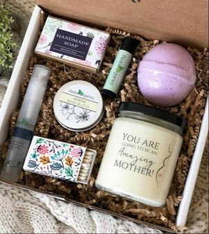 Thinking about a gift for a soon to be mother. This spa box will give any pregnant women or recent mother a relaxing day. click to read about other fun gifts for moms. #greenbeauty #mothers