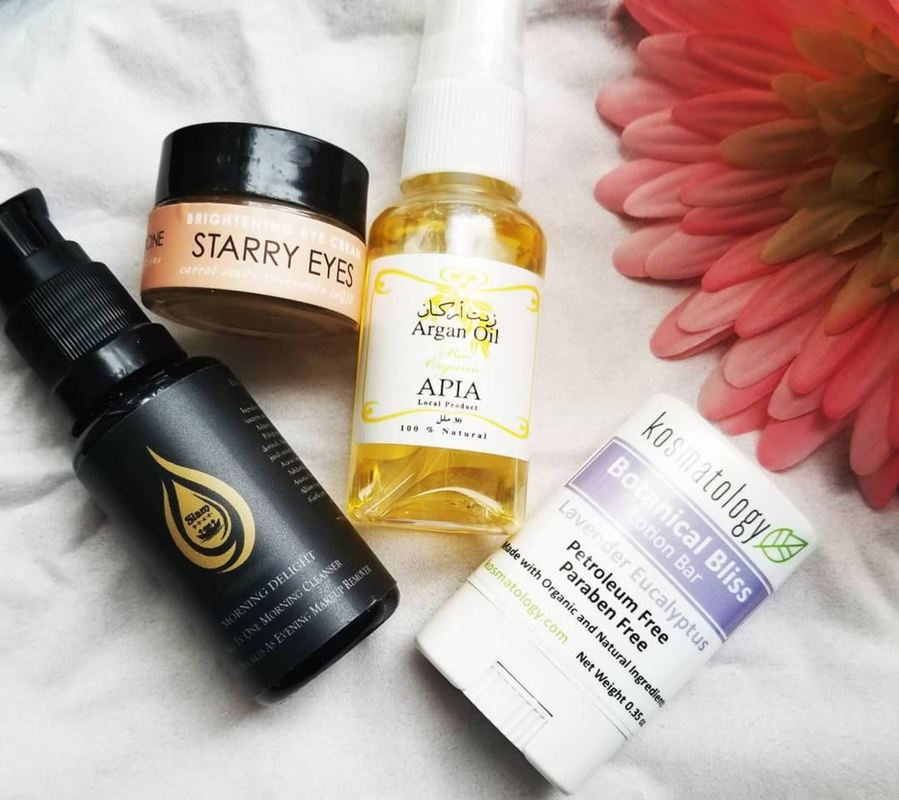 Traveling soon? Need Natural products that will fit in your travel bag. Here is my pick of natural skin care products to stay away from toxins ingredients while traveling. Click to read more! #greenbeauty #naturalskincare #organicbeauty #travel 